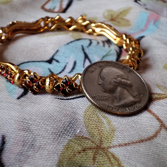 Ruby Garnet Red Rhinestone Prong Set Vintage Gold Tone Bangle Bracelet EUC - Picture 7 of 9